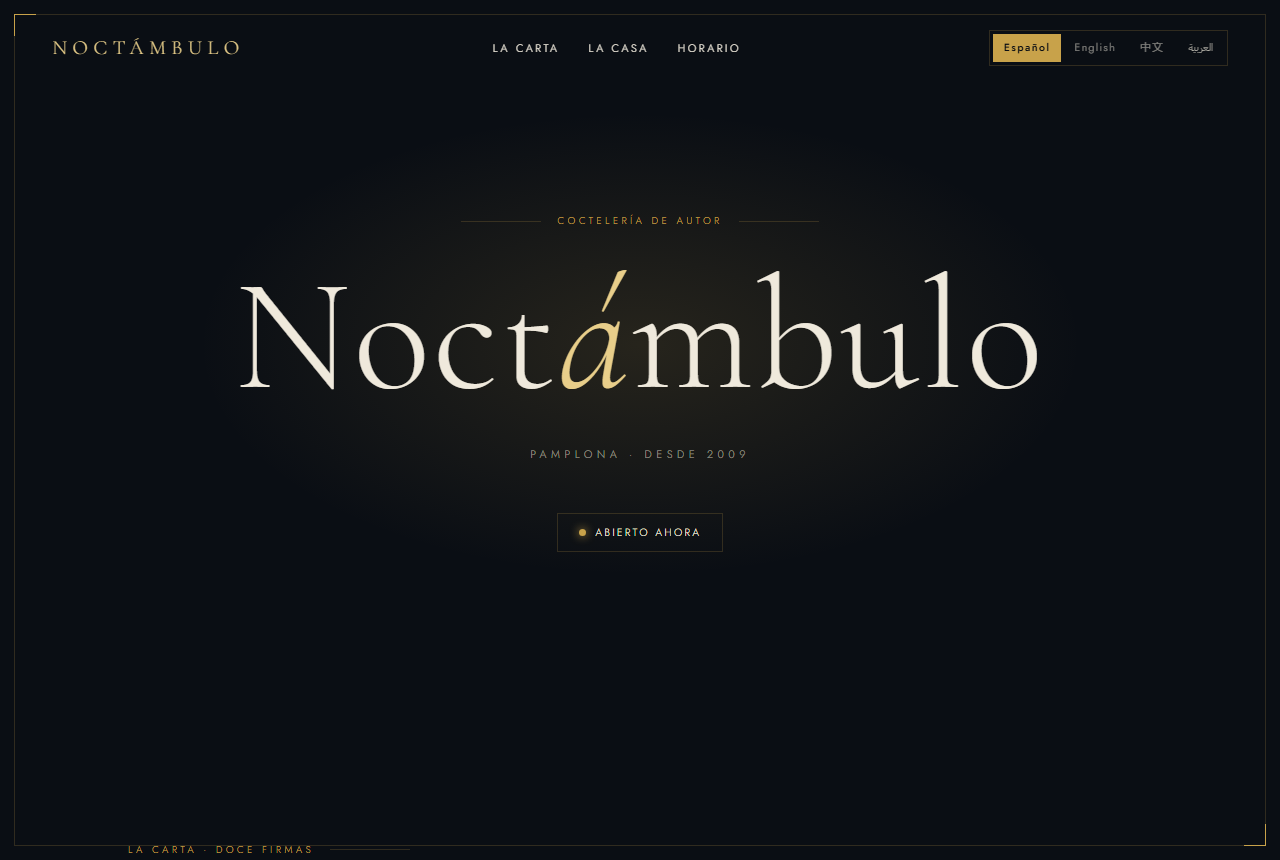 Noctambulo, cocteleria: serif dorada sobre azul muy oscuro y un indicador de abierto ahora
